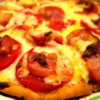 市販ピザにトマトとベーコン、アンチョビのあっさりビザ